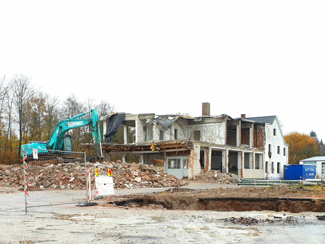 Foto: Martin Zehrer - Ehemaliges Autohaus in Kemnath, zum Teil schon abgerissen. <br />
<br />
7. November 2021 
