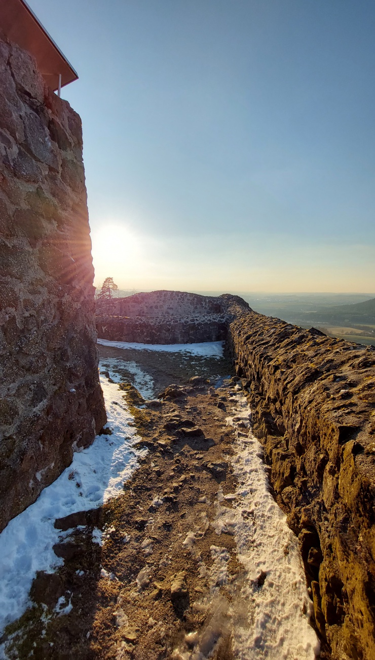 Foto: Martin Zehrer - Die Abendsonne strahlt um die Ruinen-Mauern.<br />
Wunderschön zum Rauf-Wandern, der Schlossberg bei Waldeck.  