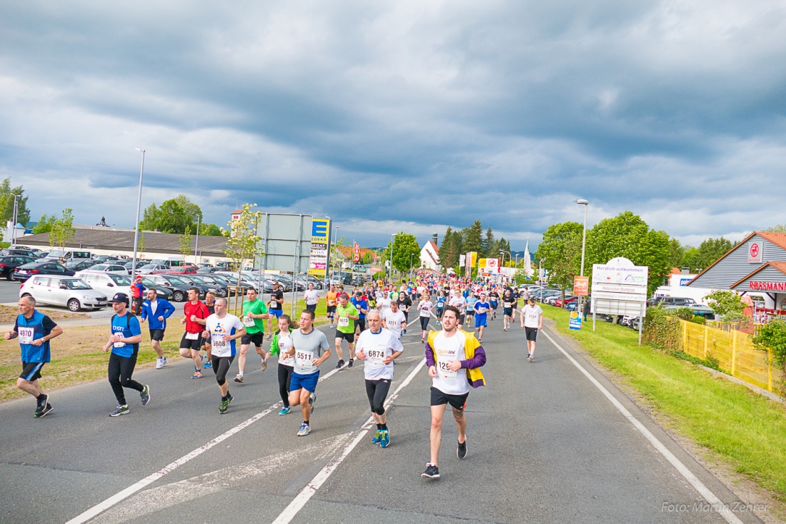 Foto: Martin Zehrer - Nofi-Lauf 2017: Start am Stadtplatz und Ziel beim Siemens... 5,9 Kilometer durch Kemnath und rund herum. Mehr als 8000 Teilnehmer fanden sich in Kemnath zusammen um die S 
