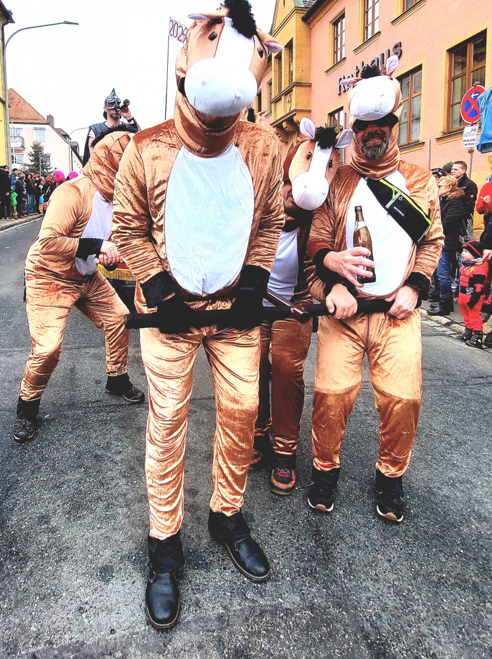 Der Fasching in Pressath 2026 zeigte sich von seiner buntesten und lebendigsten Seite.

Prunkwagen, traditionelle Gruppen und festlich gekleidete Teilnehmer zogen durch die Straßen und begeisterten die Zuschauer.
Musik, Jubel und ausgelassene Stimmung prägten das Ortsbild fast den ganzen Tag über.

Zahlreiche Vereine und Besucher feierten gemeinsam und machten den Umzug zu einem besonderen Erlebnis.

Der Pressather Fasching 2026 bleibt als fröhliches Fest der Gemeinschaft und Tradition in Erinnerung.