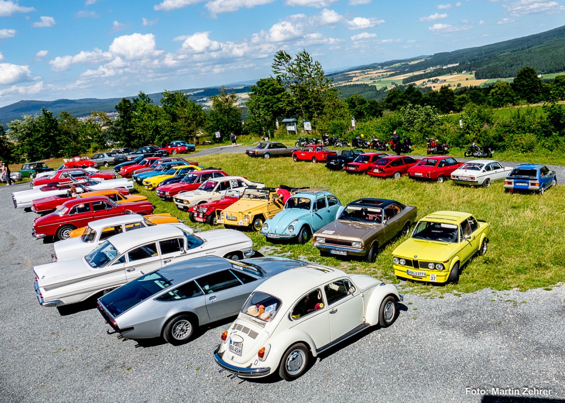 Foto: Martin Zehrer - Angekommen auf dem Armesberg. Zahlreiche Oldtimerfahrzeuge trafen sich am Mesnerhaus auf dem Armesberg zur Einkehr.<br />
<br />
Der MSC Wunsiedel e.V. veranstaltete ein Oldtimertr 