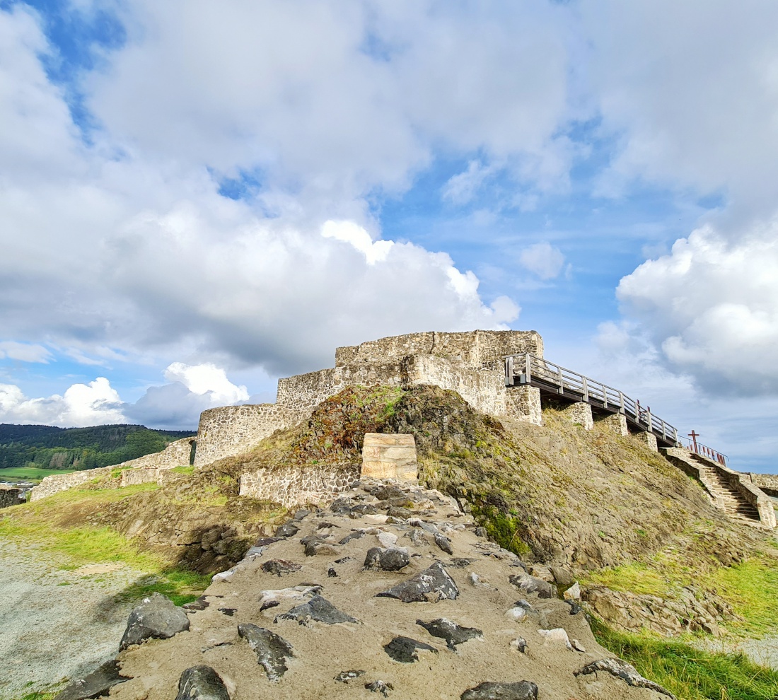 Foto: Jennifer Müller - Mal aus einem etwas anderen Blickwinkel... Der Schlossberg bei Waldeck 