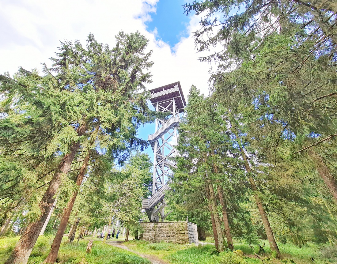 Foto: Jennifer Müller - Der Oberpfalzturm... Das Wahrzeichen des Steinwalds. Von Pfaben aus sind wir heute über das Waldhaus hoch zur Platte. Auf 946 Höhenmetern lädt der 35 Meter hohe Aussichts 