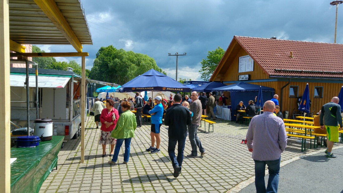 Foto: Martin Zehrer - Vormittags in Hermannsreuth - Das Backofenfest wurde mit einer Messe eröffnet. Es ist bereits eine Tradition, dass die Dorfgemeinschaft ein Backofenfest veranstaltet. Aus 