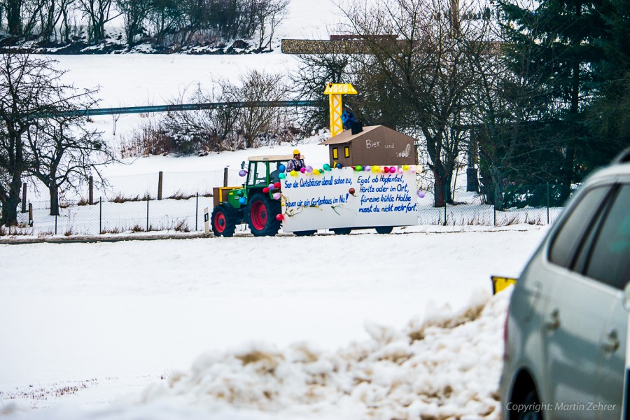 Foto: Martin Zehrer - Faschingszug durch Waldeck. Am Sonntag, den 15.2.2015 war es wieder so weit. Ein langer Zug<br />
mit zig Gaudiwagen und Hunderten Narren zog durch den Waldecker Markt. Mit vi 