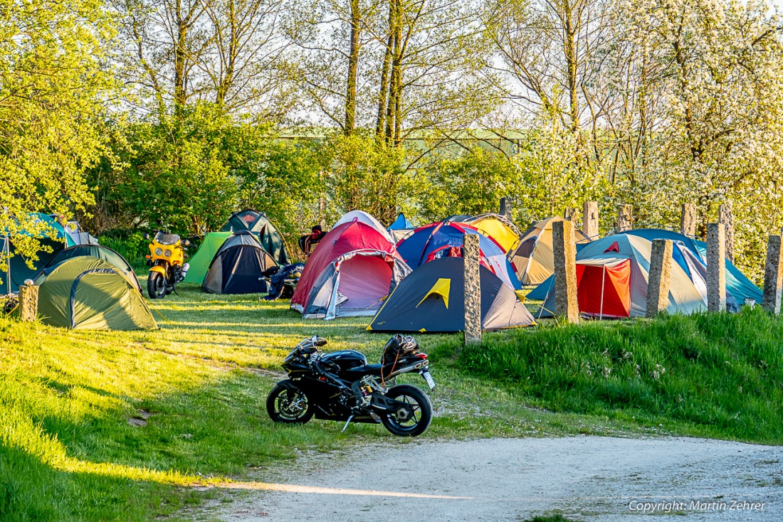 Foto: Martin Zehrer - Zeltstadt in Trabitz...<br />
<br />
Laverda-Treffen in der Lumperer-Hall in Trabitz. Ca. 60 Motorräder der italienischen Marke Laverda trafen sich am Wochenende vom 6. bis zum 8.  