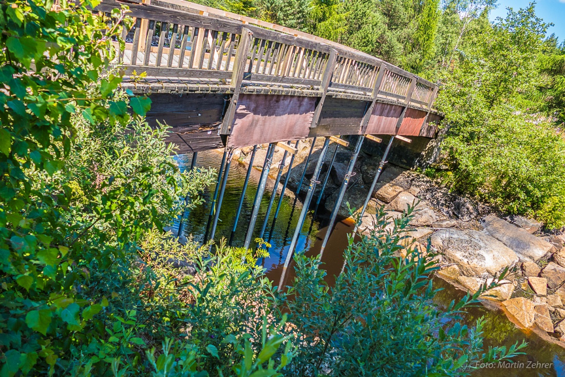 Foto: Martin Zehrer - Abgestützte Brücke über den Fichtelsee... Renovierungsarbeiten laufen... 13. Juli 2017 