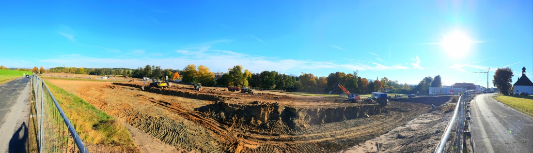 Foto: Martin Zehrer - Baustellen-Panorama aus Kemnath.<br />
Hier entsteht eine neue Realschule und eine neue Mehrzweckhalle.<br />
Gegenüber wird gerade an einem neuen Sportplatz gebaut. Dort landet au 