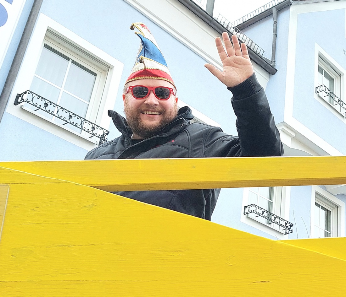 Der Fasching in Pressath 2026 begeisterte mit kreativen Kostümen und außergewöhnlichen Motto-Gruppen.

Auffällige Alien-Verkleidungen, fantasievolle Wagen und humorvolle Darstellungen sorgten für viele Lacher am Straßenrand.
Der Faschingsverein Pressath und zahlreiche Teilnehmer brachten mit Musik und Showeinlagen beste Stimmung ins Zentrum der Stadt.
Tausende Besucher feierten gemeinsam ein farbenfrohes und lebendiges Spektakel.

Der Fasching 2026 bleibt als fröhliches, ideenreiches und bestens besuchtes Fest in Pressath in Erinnerung.