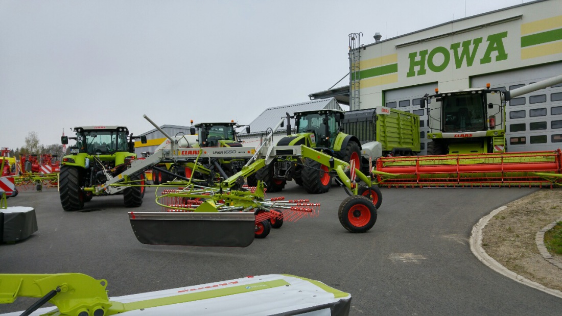 Foto: Martin Zehrer - Nur noch wenige Stunden... Heute früh bei howa in Neusorg über den Zaun geguckt... Hunderte von landwirtschaftlichen Maschinen... 