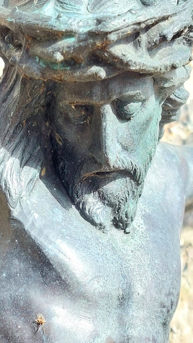Am Kreuz...

Am 24. Februar 2026 war das Wetter bei Kemnath sehr frühlingshaft.
Die Temperatur lag so ca. bei +14 Grad, die Vögel pfiffen um die Wette und es lag der Duft von frisch aufgetauter Erde in der Luft.
Die Wolken wetteiferten mit der Sonne um die Vorherrschaft.