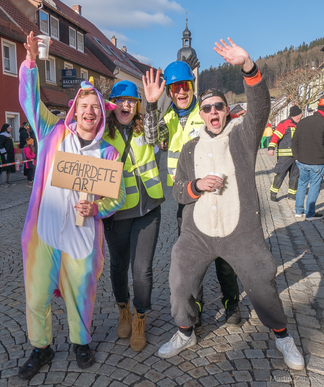 Faschingszug durch Waldeck 2026 - WCV Helau!!!

Am 15. Februar 2026 war es wieder soweit. Tausende Besucher jubelten den Narren zu, das Wetter wurde wie bestellt, wunderschön. Die Sonne strahlte und alle Menschen waren voller Faschings-Laune. WCV Helau!!!!
