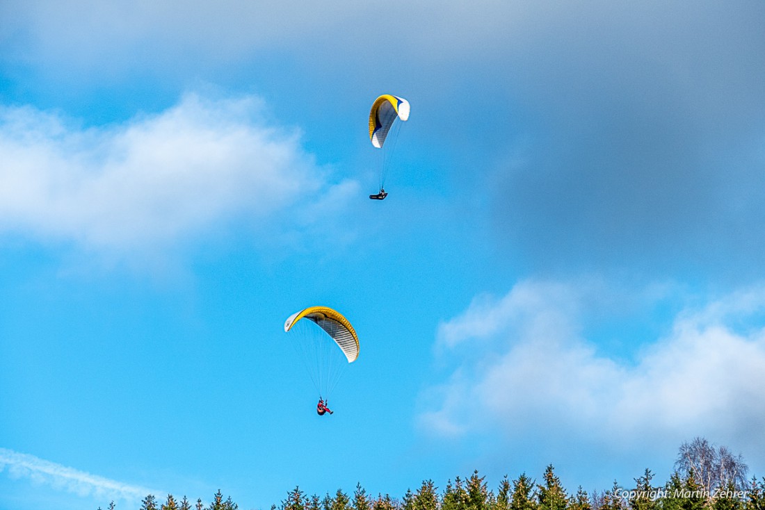 Foto: Martin Zehrer - Frei wie die Vögel im Wind schweben diese Gleitschirmflieger durch den Himmel bei Parkstein.<br />
<br />
In einer Seelen-Ruhe steigen die Piloten und senken ihre Fluggeräte in Bau 