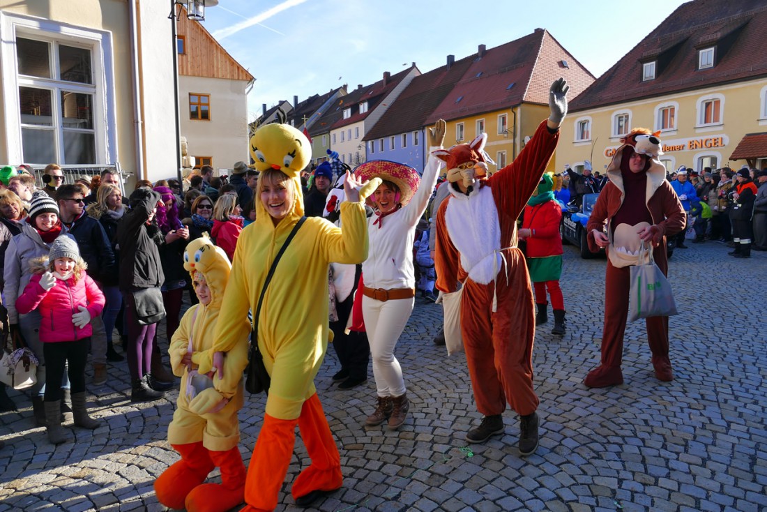 Foto: Martin Zehrer - Lauter fröhliche Menschen :-)<br />
<br />
44. Faschingszug durch Waldeck am 7. Februar 2016!<br />
<br />
Tanzen, lachen und Gaudi machen ;-)<br />
<br />
Viele Gaudiwagen und unzählige Besucher traf 