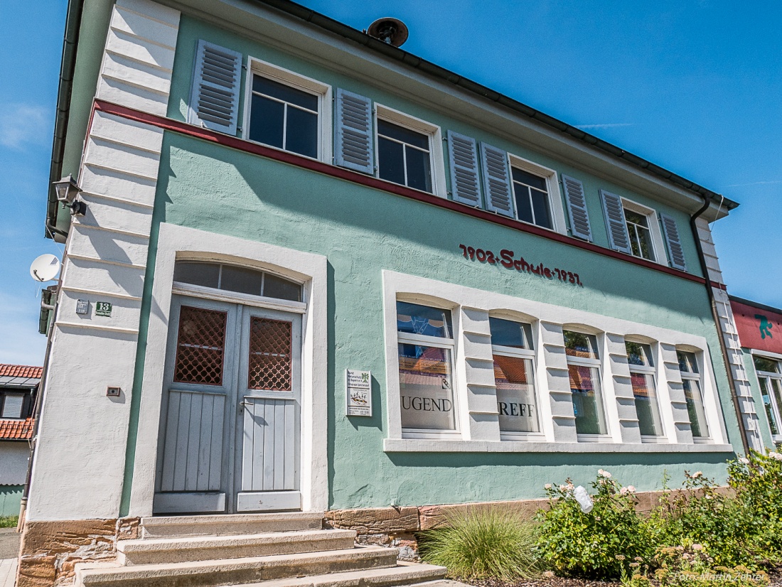 Foto: Martin Zehrer - Eine alte Schule in Speichersdorf. Der Unterricht fand hier von 1902 bis 1937 statt... so steht es zumindest auf der Hauswand... 