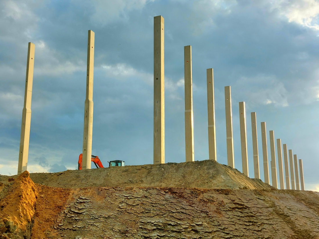 Foto: Martin Zehrer - Hegele-Baustelle in Kemnath...<br />
Die ersten Beton-Fertigteil-Stützen stehen! 