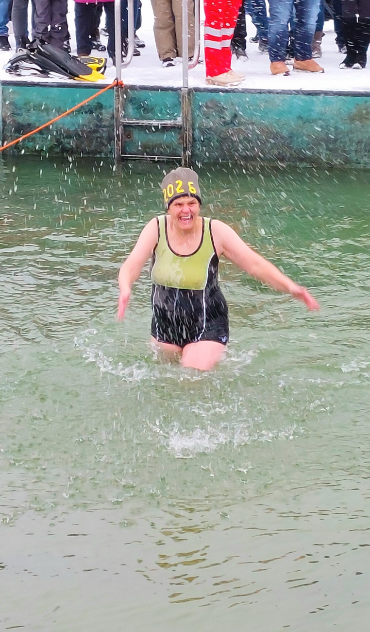 Ein Urgestein beim Neujahrs-Schwimmen im Freibad von Immenreuth!
Respekt!!!