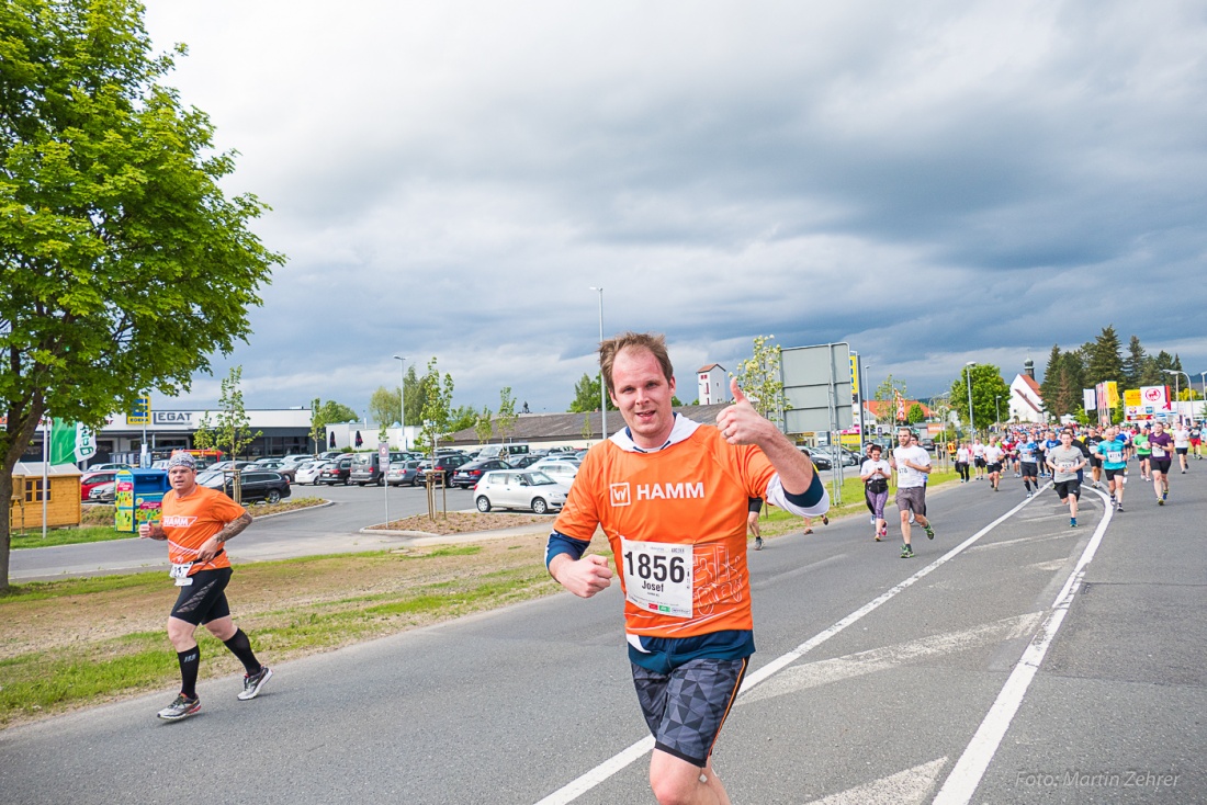 Foto: Martin Zehrer - Nofi-Lauf 2017: Start am Stadtplatz und Ziel beim Siemens... 5,9 Kilometer durch Kemnath und rund herum. Mehr als 8000 Teilnehmer fanden sich in Kemnath zusammen um die S 