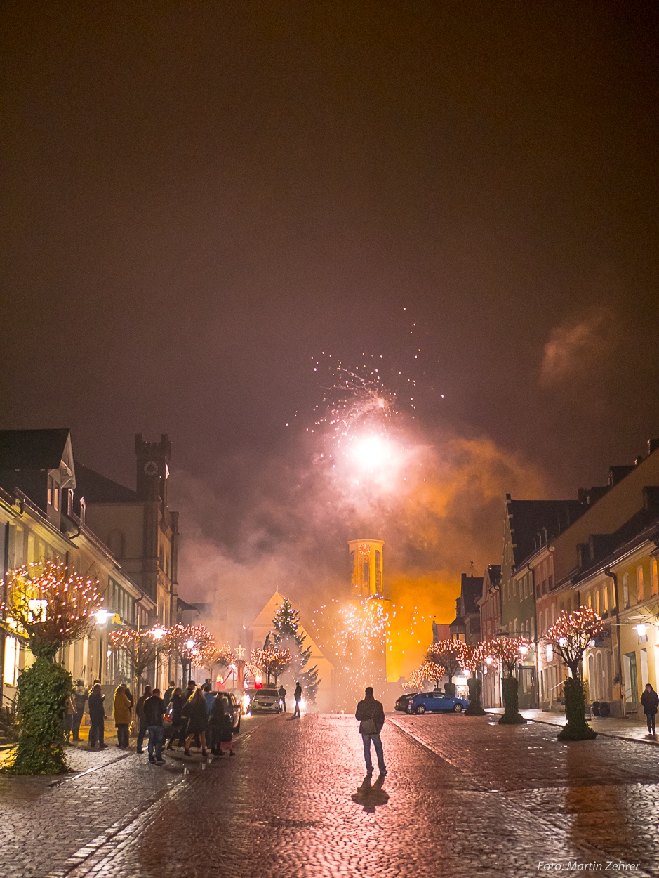 Foto: Martin Zehrer - Silvester in Kemnath! Mitten auf dem historischem Stadtplatz knallte es gewaltig. Die Menschen standen da und staunten Richtung Kirchturm... Dort zischten minutenlang ein 