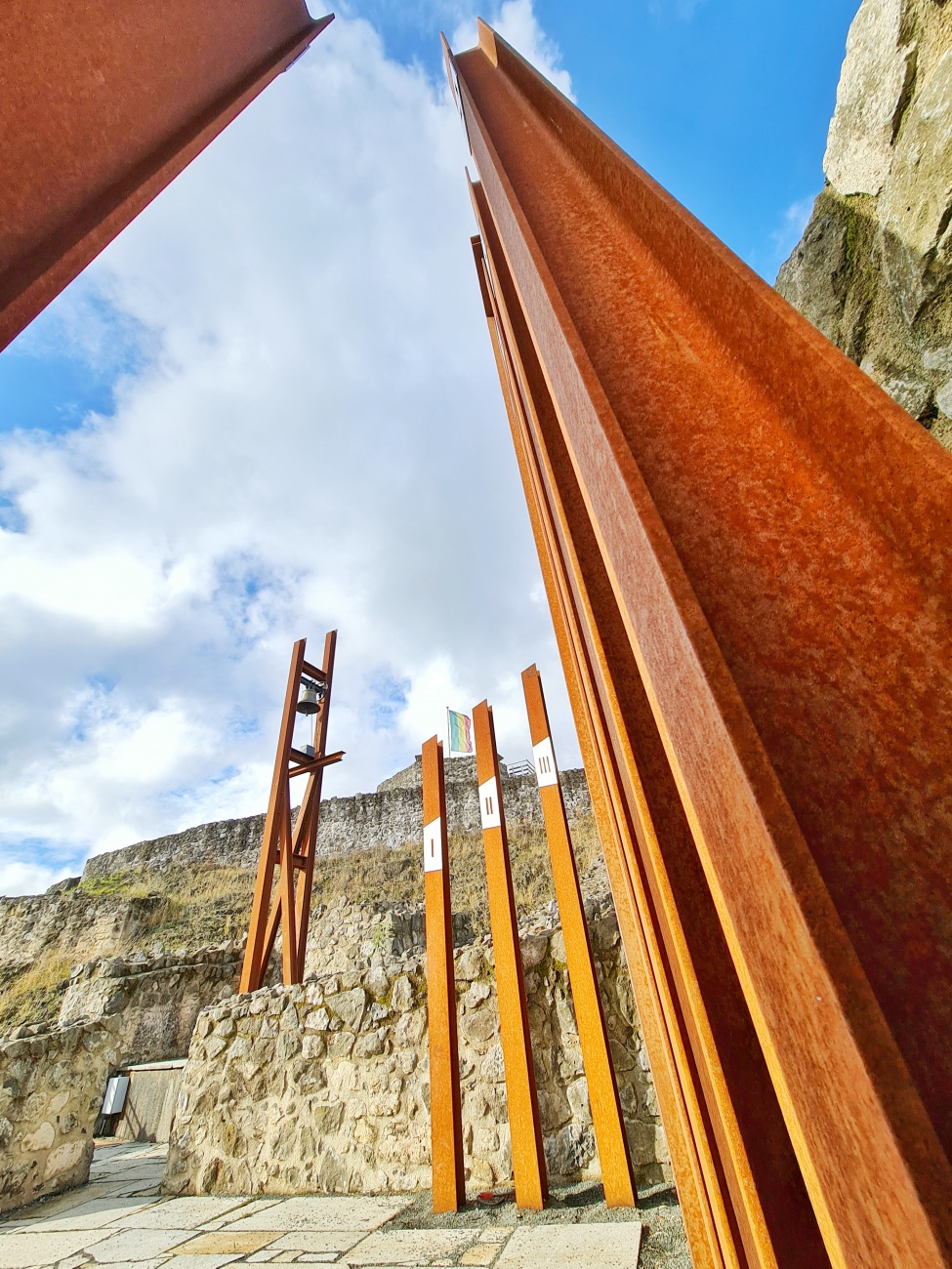 Foto: Jennifer Müller - Mal aus einem etwas anderen Blickwinkel... Der Schlossberg bei Waldeck 