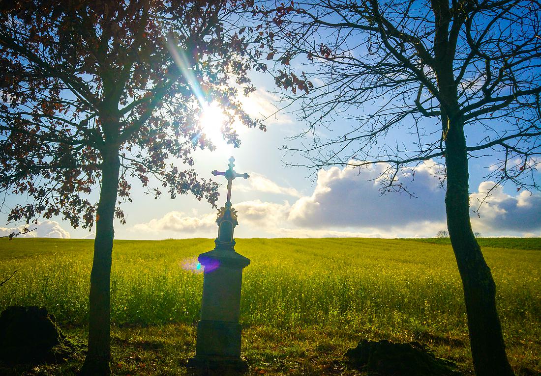 Foto: Martin Zehrer - Feldkreuz unterhalb des Läufers in Richtung Berndorf.<br />
30. November 2019, das Wetter in Kemnath und rund herum war sehr sonnig. Perfekt für eine Herbst-Wanderung! 