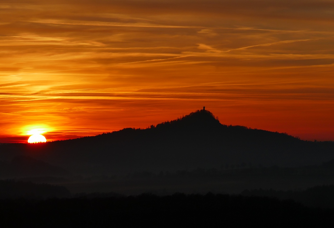 Foto: Martin Zehrer - Der Rauhe Kulm geht schlafen... Phantastisches Abendrot mit fast verschwundener Sonne... <br />
<br />
Von Waldeck aus gesehen... ;-) 