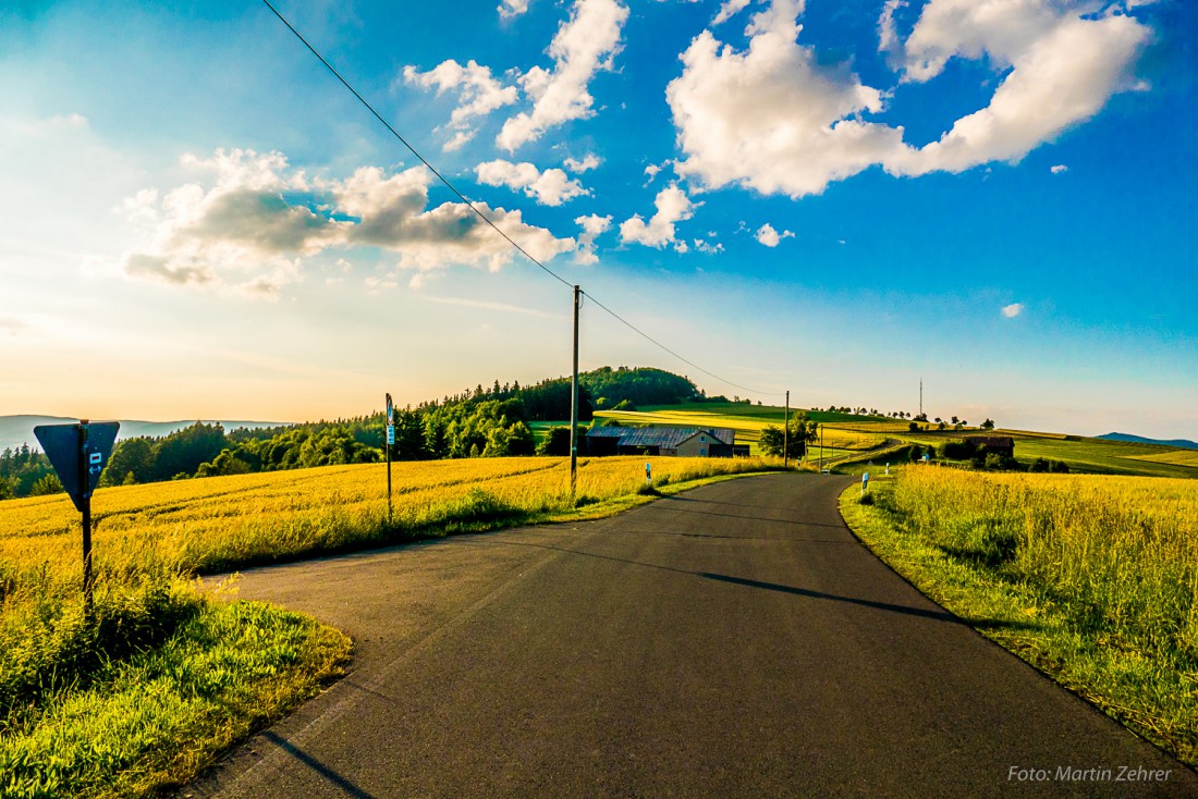 Foto: Martin Zehrer - Blickrichtung zum Armesberg. Dort oben gibt es eine Wallfahrtskirche und eine gute Ausflugsgaststätte. Genial zum Wandern. Ob von Kemnath, Waldeck, Neusorg oder Erbendorf 