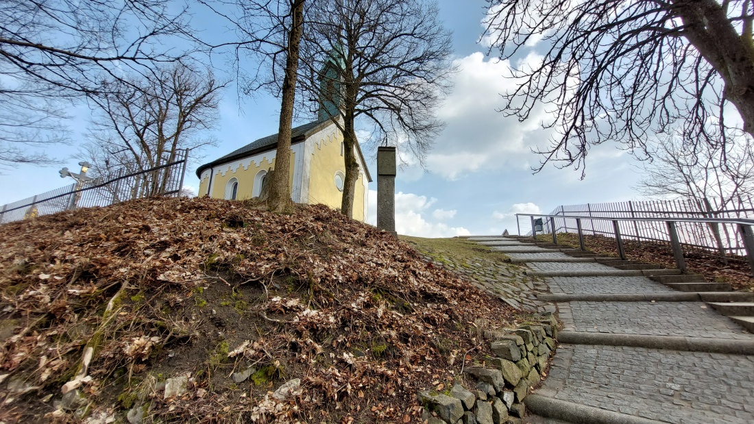 Auf dem Weg, hoch zur Spitze des Vulkan-Hügels in Parkstein. 
