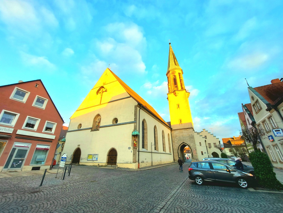 Foto: Martin Zehrer - Die Sonne war heute auch kurz zu Besuch. Tiefstehend strahlt sie auf die kemnather Kirche. 