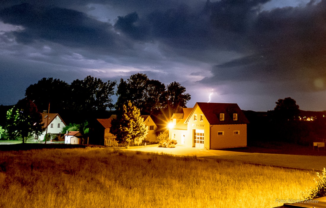 Foto: Martin Zehrer - Blitz hinterm Zinster Feuerwehrhaus am Abend, zum 7. Juli 2015. 