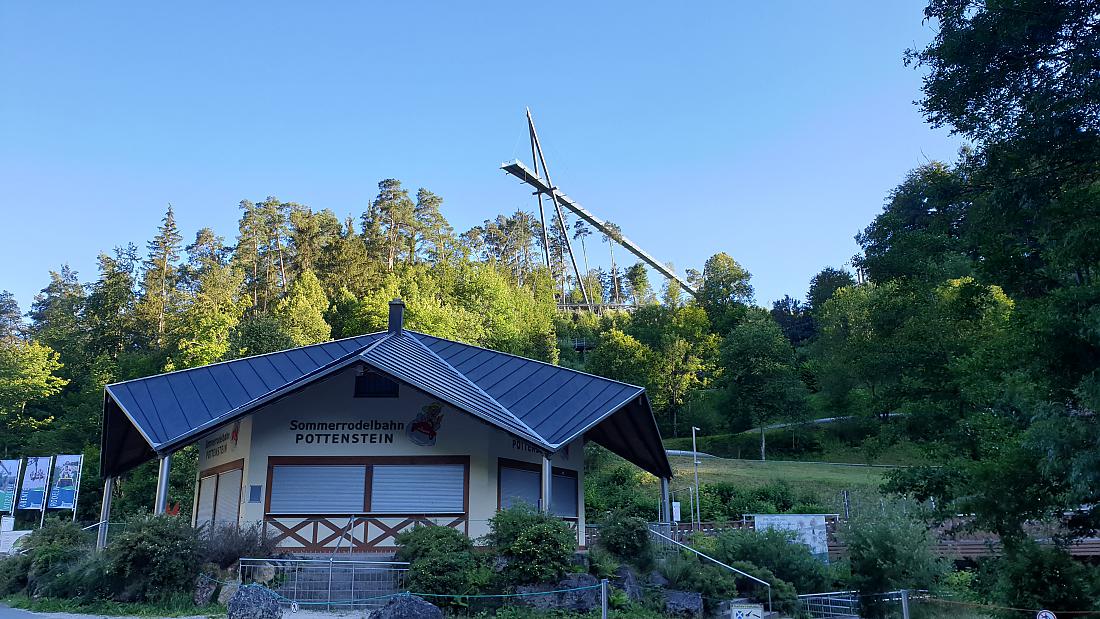 Foto: Martin Zehrer - Wow, was ist das für ein hochgewachsenes Bauwerk? Evtl. Bungee?<br />
Gesehen in Pottenstein... 