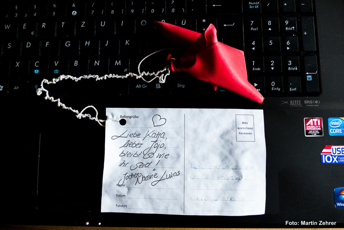 Foto: Martin Zehrer - Auf der Vorderseite dieser Karte spiegeln sich zwei Schwäne im stillen Gewässer und groß ist das Wort "love" darüber geschrieben.<br />
<br />
Auf der Rückseite dieser Ballon-Postk 