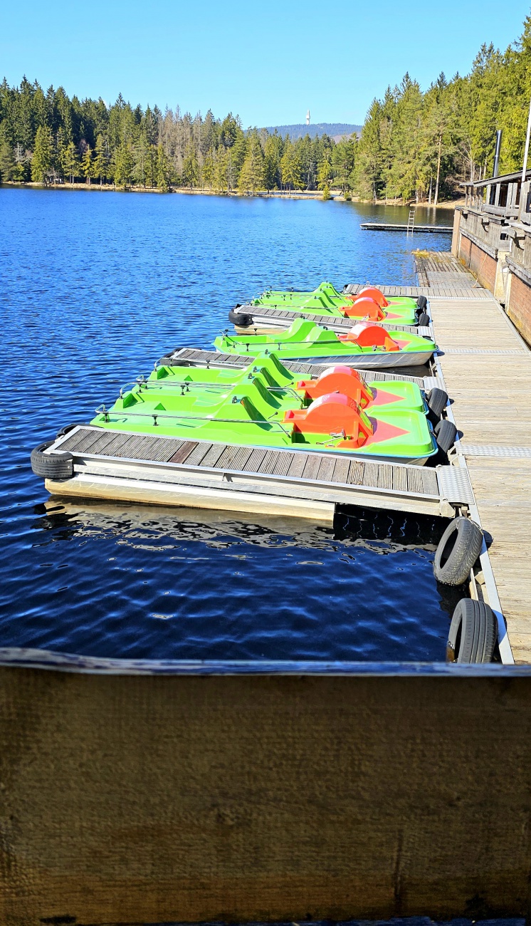 2. April 2026 am Fichtelsee - die Tretboote wurden nach der Winterruhe wieder aus der Garage geholt.