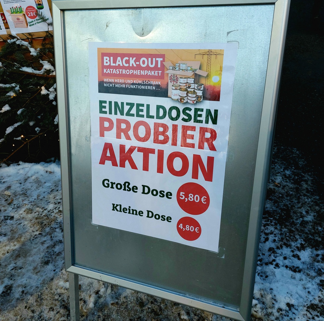 Foto: Martin Zehrer - Blackout-Vorsorge-Pakete auf dem Christkindlmarkt im Schloss Guteneck... 