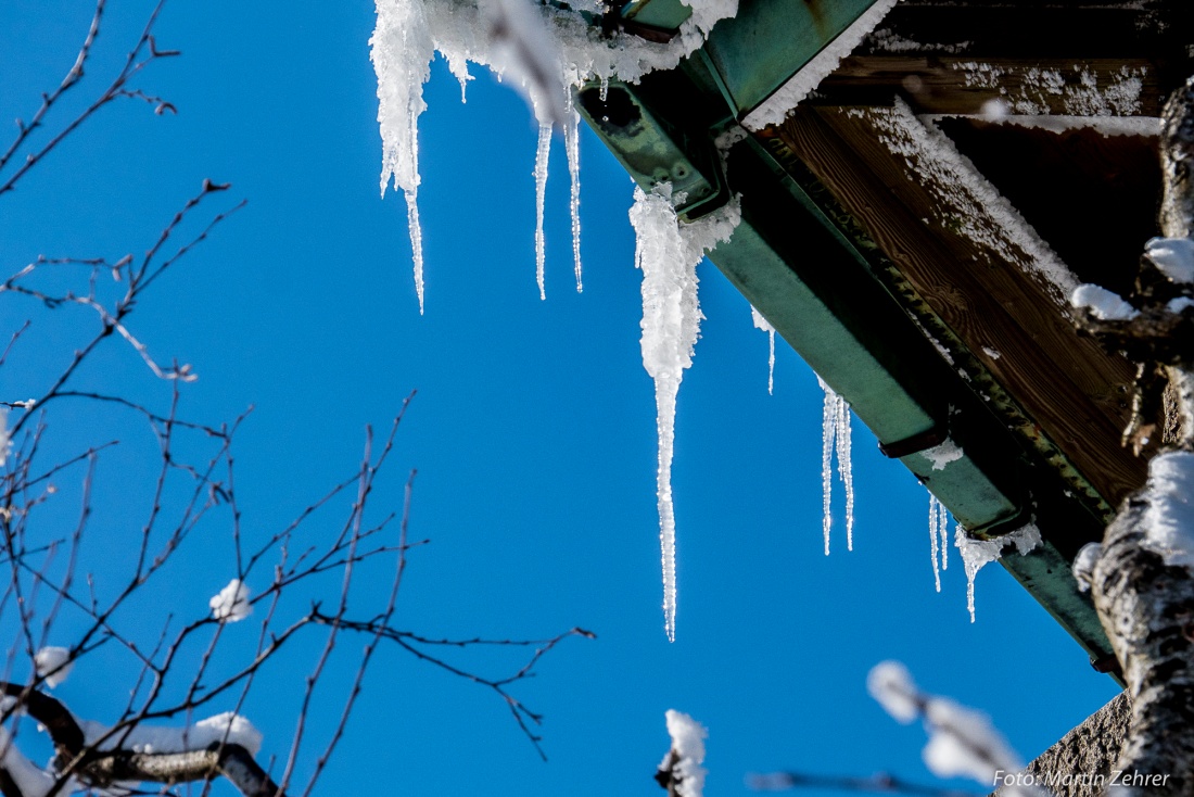 Foto: Martin Zehrer - Da hängen noch die Eiszapfen vom Dach des Kösseine-Aussichtsturms... 14.02.2018 