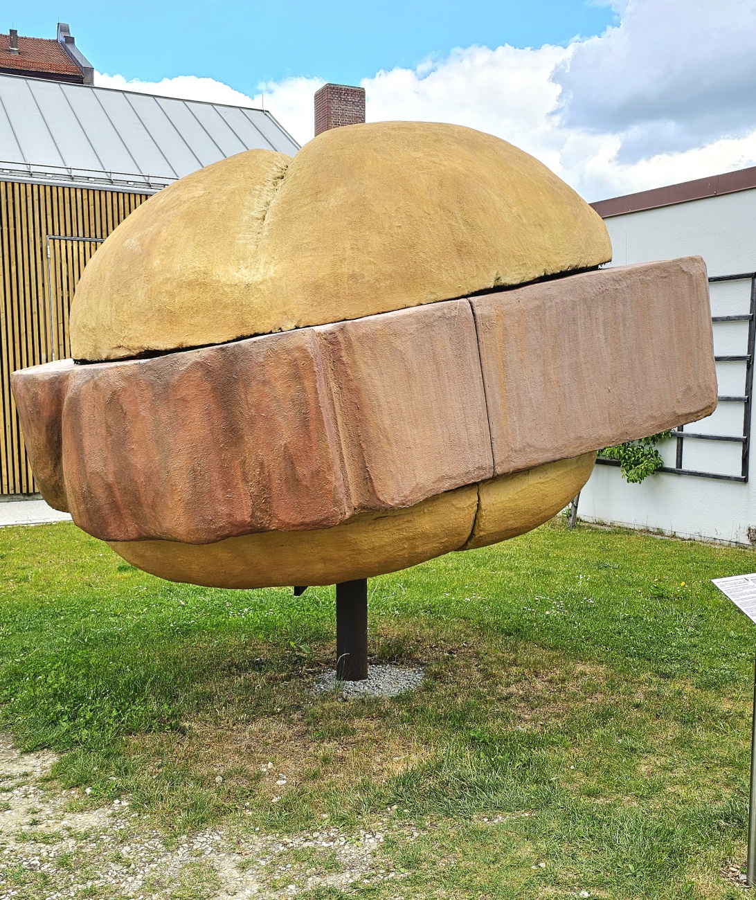 Die riesige Leberkäs-Semmel aus den Eberhofer-Filmen.
Sie steht im Garten eines Gasthauses in Niederkaltenkirchen / Frontenhausen.