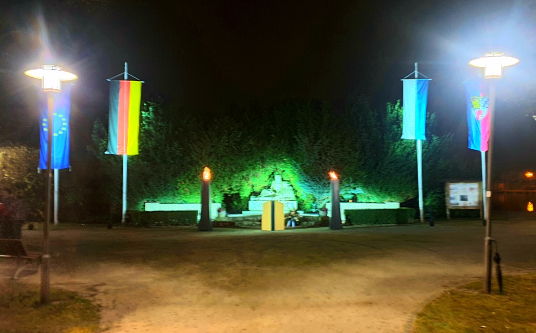 Foto: Martin Zehrer - Am Kriegerdenkmal in Kemnath... 