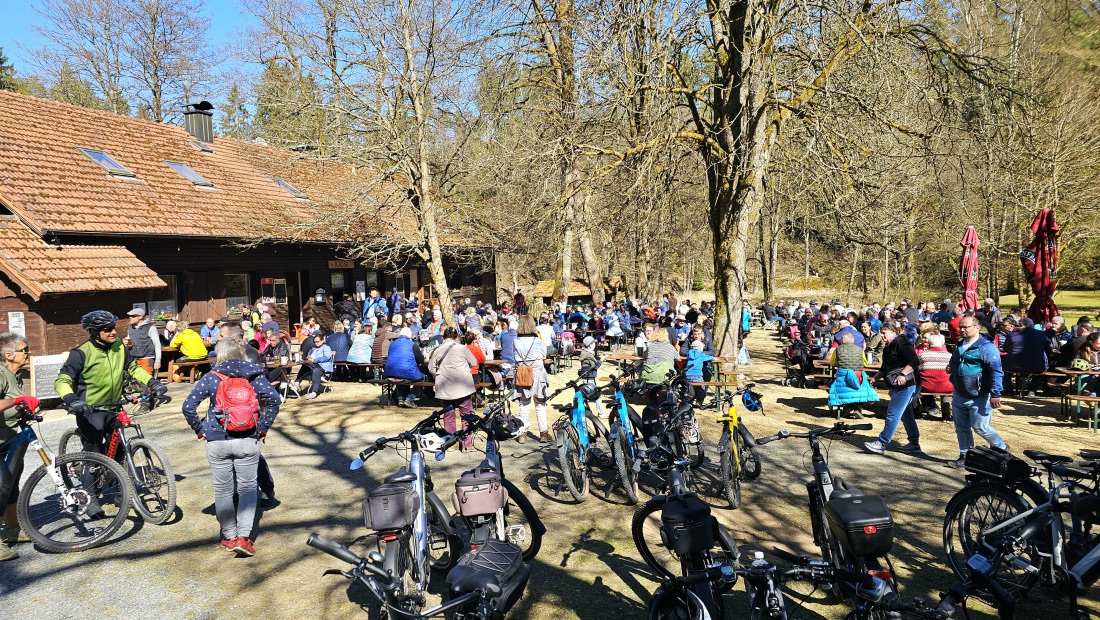 8. April 2026 - Wiedereröffnung der Blockhütte im Waldnaabtal. 
Hunderte Gäste fanden den Weg durch die wunderschöne Natur um im Biergarten der Blockhütte Brotzeit zu machen.