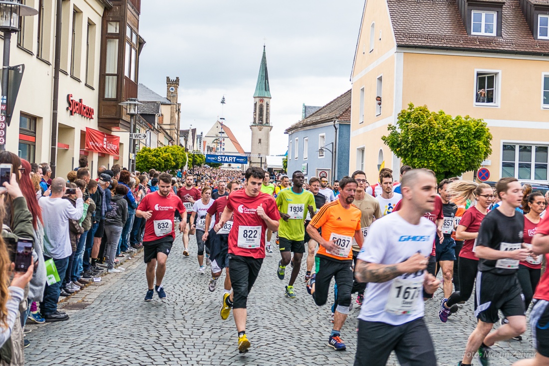 Foto: Martin Zehrer - Nofi-Lauf 2017: Start am Stadtplatz und Ziel beim Siemens... 5,9 Kilometer durch Kemnath und rund herum. Mehr als 8000 Teilnehmer fanden sich in Kemnath zusammen um die S 