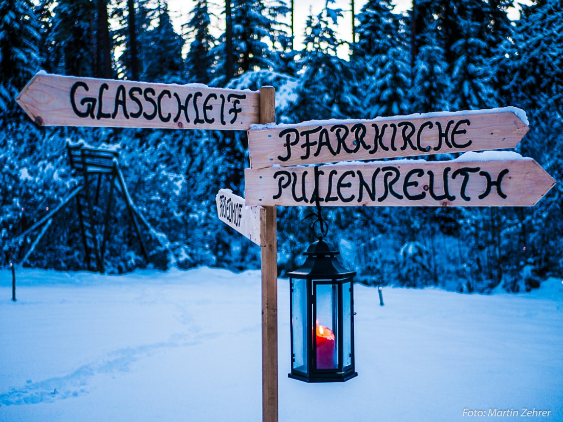 Foto: Martin Zehrer - Ein Wegweiser Mitten im Schnee... Glasschleif, Pullenreuth... und eine Kerze hängt daran!!! 