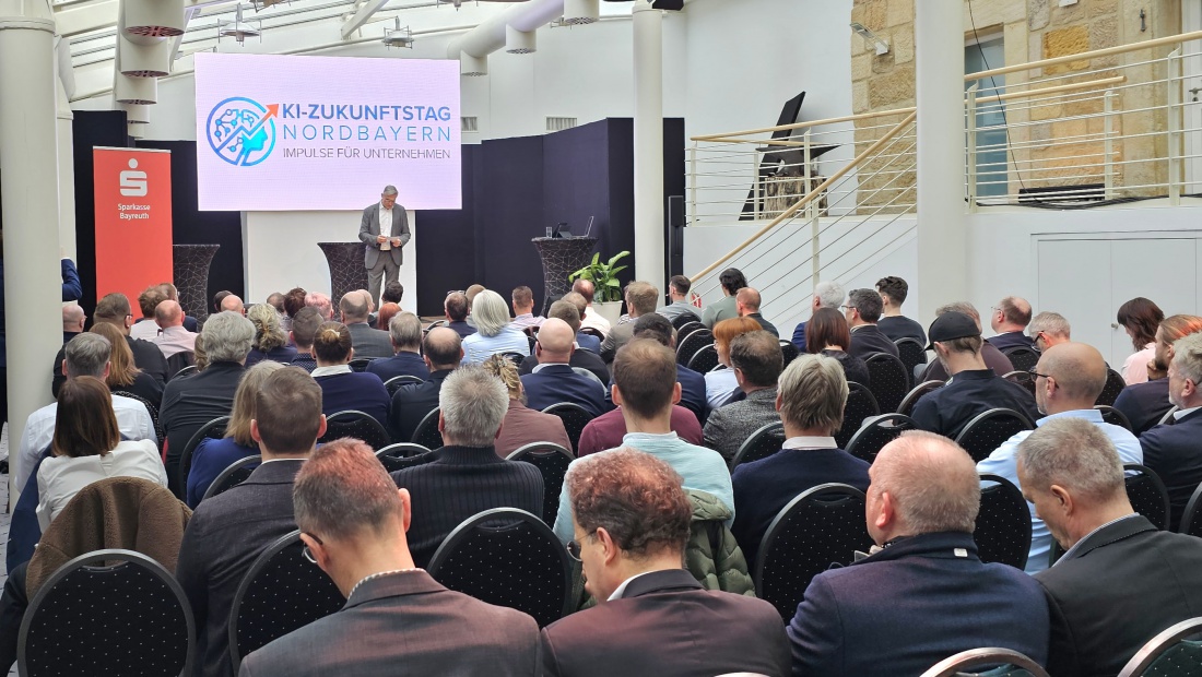 KI-Zukunftstag in Bayreuth: Ein Nachmittag voller Impulse, Praxiswissen und Austausch

Der KI-Zukunftstag in Bayreuth bot Unternehmen einen kompakten und zugleich tiefgehenden Einblick in die Chancen, Aufgaben und konkreten Einsatzmöglichkeiten von Künstlicher Intelligenz. Zahlreiche Teilnehmende nutzten die Gelegenheit, sich über aktuelle Entwicklungen zu informieren und wertvolle Impulse für die eigene Praxis mitzunehmen.

Eröffnet wurde die Veranstaltung von Dr. Michael Hohl sowie Wolfram Münch, Vorstandsvorsitzender der Sparkasse Bayreuth. Bereits zu Beginn wurde deutlich: KI ist längst kein Zukunftsthema mehr, sondern wird spätestens 2026 zur Chefsache in Unternehmen.

In der Keynote zeigte Prof. Niklas Kühl eindrucksvoll, wo die KI aktuell steht, welche Entwicklungen zu erwarten sind und warum sie zunehmend zum entscheidenden Wettbewerbsvorteil wird. Dabei wurden sowohl Chancen als auch Risiken klar benannt.

Die anschließenden Fachvorträge lieferten praxisnahe Einblicke in unterschiedliche Anwendungsbereiche:
So verdeutlichte Andreas Gräbner, wie KI-Tools bereits heute als echte Gamechanger fungieren - von Sprach-Avataren bis hin zur Automatisierung von Routineprozessen.
Jochen Jahn beleuchtete die rechtlichen Rahmenbedingungen und gab konkrete Handlungsempfehlungen, um Risiken im Umgang mit KI zu vermeiden.
Marina Schmitz zeigte praxisnah, wie Unternehmen KI als Sparringspartner und Impulsgeber nutzen können, um Effizienzpotenziale zu heben.

Nach einer intensiven Networking-Pause ging es mit weiteren spannenden Impulsen weiter:
Michael Hampel stellte dar, wie Unternehmen ihre Mitarbeitenden erfolgreich für den Einsatz von KI begeistern und den Wandel aktiv gestalten können.
Im Vortrag von Michaela Rau und Hans-Jochen Fröhlich wurde deutlich, wie sich Kommunikation im KI-Zeitalter verändert - von SEO hin zu GEO sowie durch KI-optimierte Inhalte und neue Geschäftsmodelle.

Ein besonderes Highlight bildete das Experteninterview "Investieren mit Rückenwind" mit Giuseppe Gambino und Achim Weigelt. Unter der Moderation von Dr. Michael Hohl erhielten die Teilnehmenden wertvolle Einblicke in aktuelle Förderprogramme, staatliche Unterstützung für KI-Weiterbildung sowie in ein strukturiertes Vorgehen für sichere Investitionsentscheidungen. Das Publikum profitierte dabei besonders von den klaren, praxisorientierten Antworten und konnte konkrete Ansätze für die eigene Umsetzung mitnehmen.

Der anschließende Austausch beim Get-together bot Raum für vertiefende Gespräche und neue Kontakte.

Der KI-Zukunftstag in Bayreuth zeigte eindrucksvoll, wie vielseitig die Einsatzmöglichkeiten von KI sind - und wie wichtig es ist, sich frühzeitig mit den richtigen Strategien und Partnern aufzustellen. Eine rundum gelungene Veranstaltung mit nachhaltigem Mehrwert für alle Beteiligten.