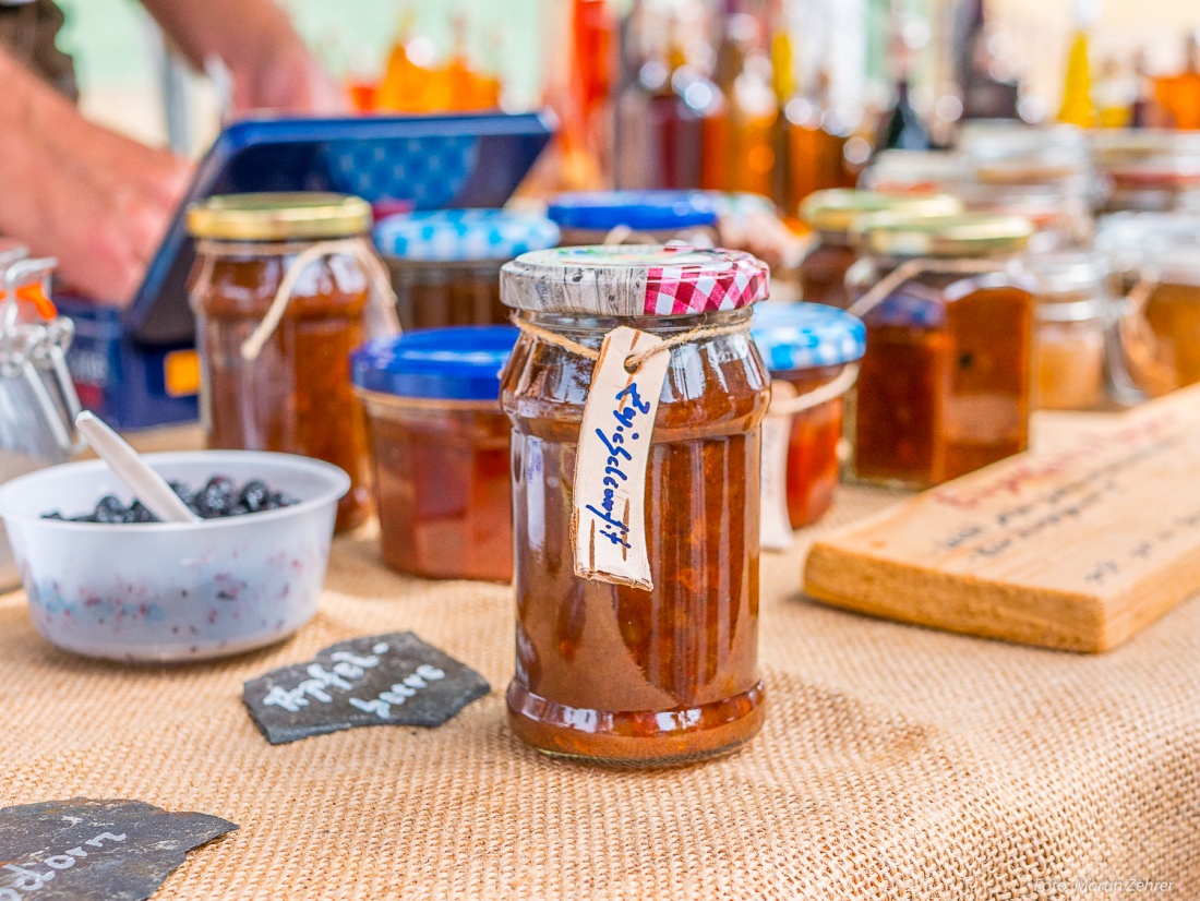 Foto: Martin Zehrer - Nicht nur Leckeres aus Zwiebeln gab es auf dem kemnather Bauernmarkt im Juni 2018... 