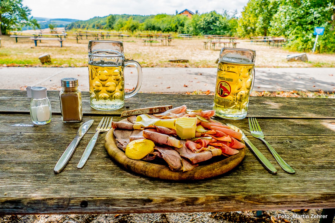 Foto: Martin Zehrer - Zwei Radler und einen großen Brotzeit-Teller. Genossen nach einer Fahrt auf der alten Strecke, die früher von Weiden in Richtung Regensburg führte.<br />
Als wir in Kallmünz R 