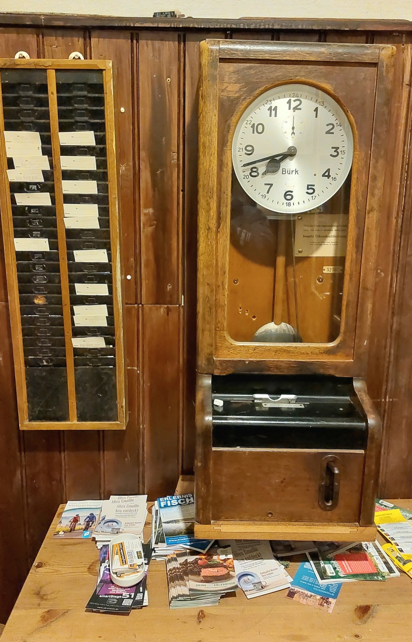 Foto: Martin Zehrer - Eine historische Stempeluhr mit Stempelkarten, gesehen beim Gloser Zoigl in Windischeschenbach.  