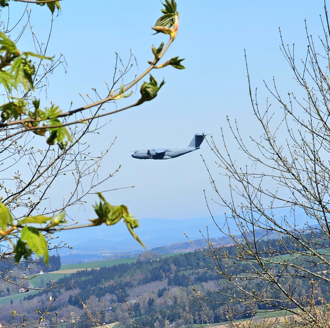 Militärmaschine - flog heute ganz tief zwischen dem Steinwald und Armesberg durch...