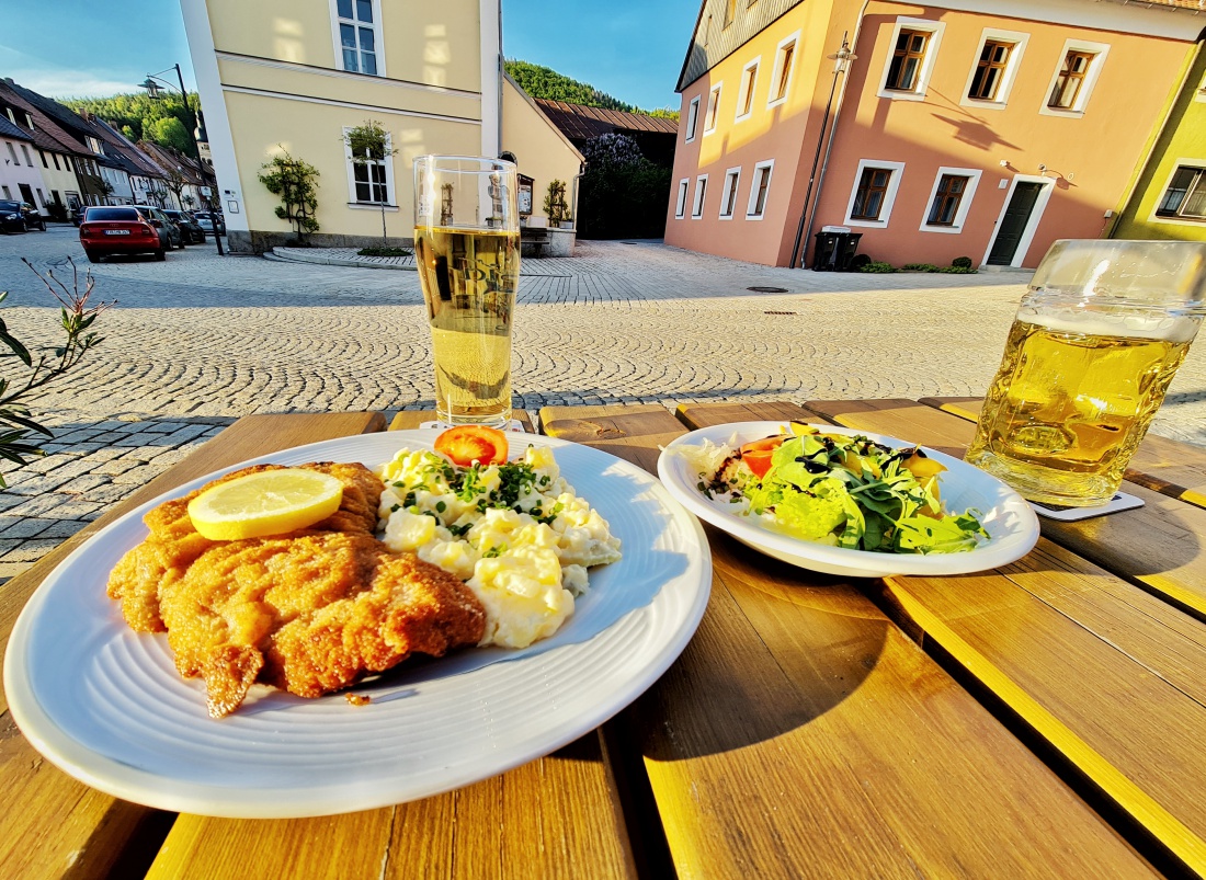 Foto: Jennifer Müller - Nach der 37km Radeltour den herrlichen Tag ausklingen lassen... lecker Schnitzel beim Schrembs in Waldeck. 