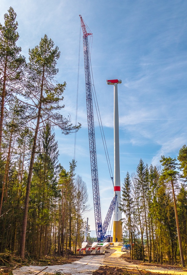 Foto: Martin Zehrer - Windrad-Baustelle zwischen Speichersdorf und Creußen. Gut zu erkennen sind der riesig große Kran und der Turm mit der montierten Gondel.<br />
Die Flügel des Rotors liegen noc 