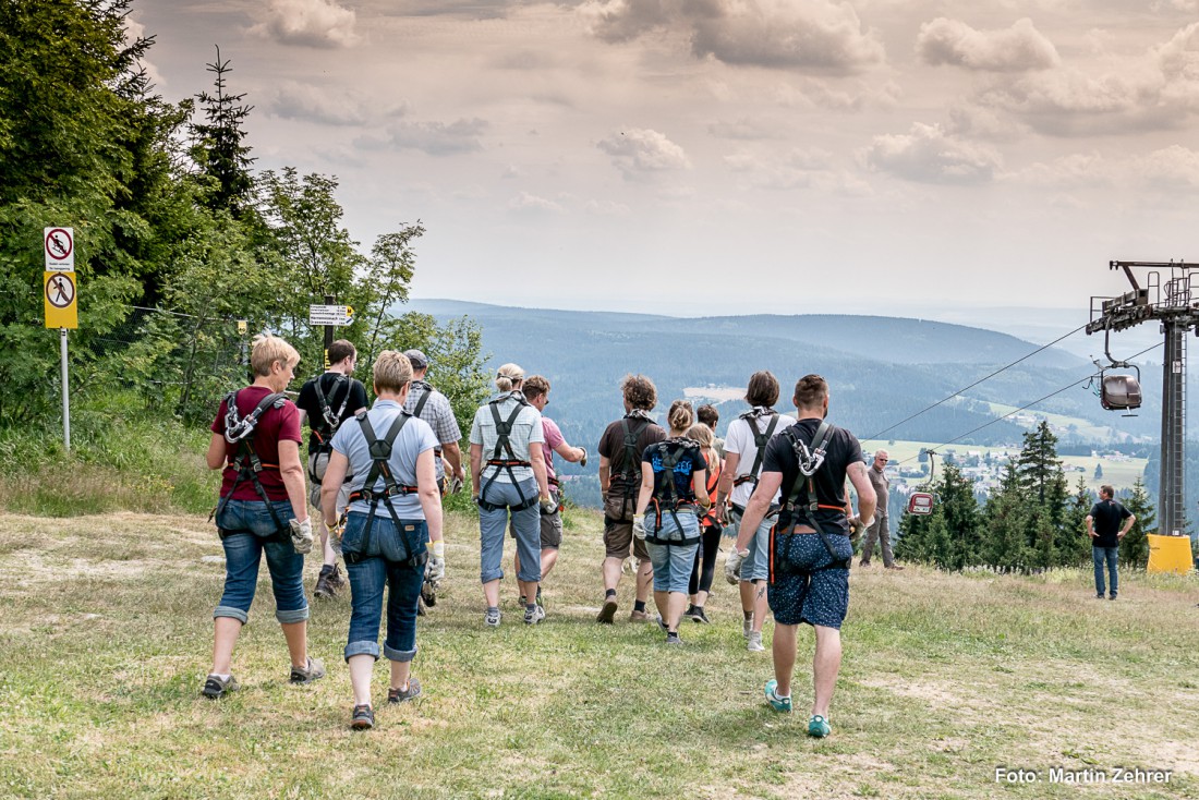 Foto: Martin Zehrer - Jetzt wirds ernst. Nachdem alle Teilnehmer der Ziplineaktion im Testpark ihre ersten Erfahrungen gemacht haben und durch die Guides eingewiesen wurden, gehts nun zur groß 