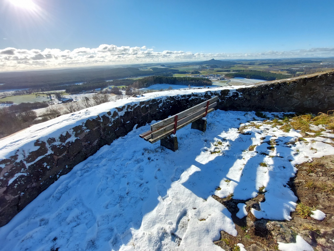 Foto: Martin Zehrer - Perfekter Aussichtspunkt bei wunderschönem Winterwetter auf dem Schlossberg bei Waldeck. 