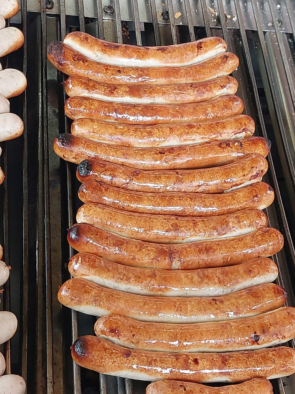 Foto: Martin Zehrer - In der kalten Oberpfälzer Winterluft schimmern Bratwürste wie goldene Sonnenstrahlen auf dem Grill, bereit, den Hunger nach Wärme und Geschmack zu stillen. 